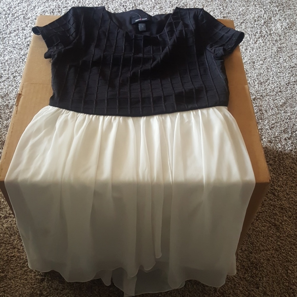 Girls black & White dress
